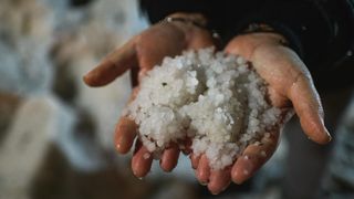 U Pakoštanima padala tuča više od 30 minuta i zabijelila cijelo mjesto U Pakoštanima padala tuča više od 30 minuta i zabijelila cijelo mjesto