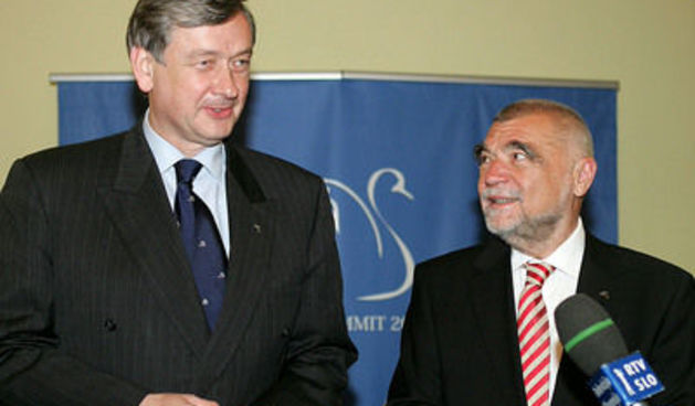 Makedonija, Ohrid, 02.05.2008, 02. Maj 2008  Predsednik RS Danilo Tuerk na 15. srecanju predsednikov Srednjeevropskih drzav na Ohridu. Bilateralno srecanje s predsednikom Republike Hrvaske Stjepanom Mesicem  Foto: Tina Kosec/Bobo