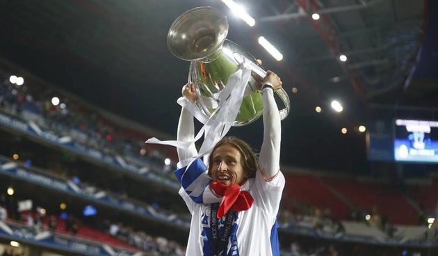 Luka Modrić s peharom pobjednika Lige prvaka 2013/13. foto: facebook.com