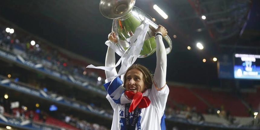 Luka Modrić s peharom pobjednika Lige prvaka 2013/13. foto: facebook.com
