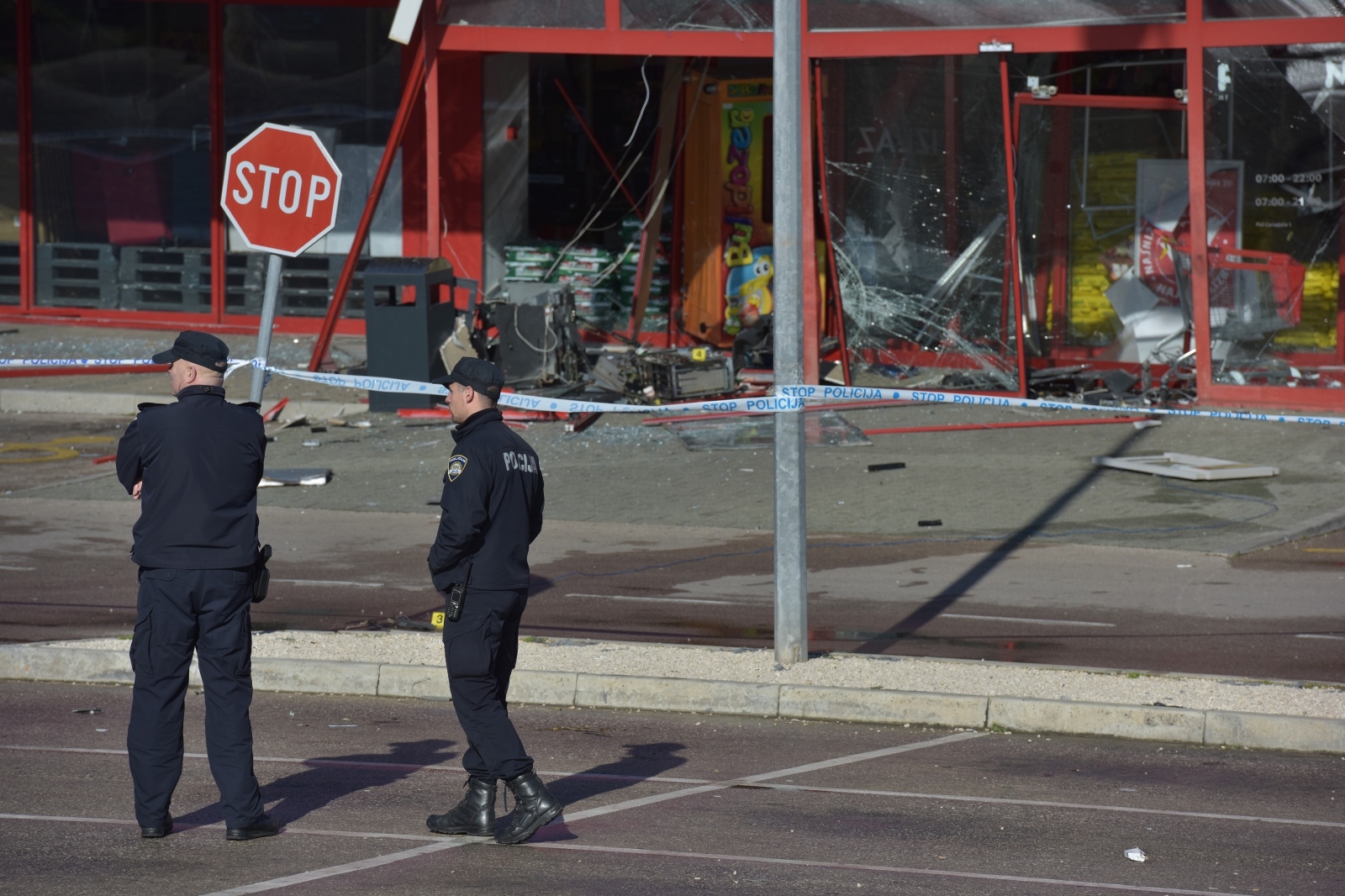 Raznesen bankomat u sklopu Plodina na Žmirićima Raznesen bankomat u sklopu Plodina na Žmirićima