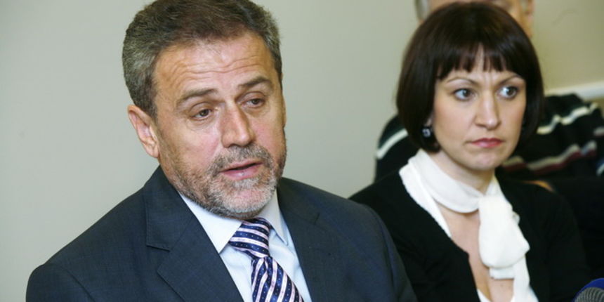 Zagreb, 180110.
Sopnica, Jelkovec.
Gradonacelnik Milan Bandic je sa suradnicima otvorio podrucni odjel novog djecjeg vrtica, najmodernijeg u Hrvatskoj, a nakon toga je odrzao redovitu tiskovnu konferenciju o aktima donesenim u prethodnom razdoblju.
Na s Zagreb, 180110.
Sopnica, Jelkovec.
Gradonacelnik Milan Bandic je sa suradnicima otvorio podrucni odjel novog djecjeg vrtica, najmodernijeg u Hrvatskoj, a nakon toga je odrzao redovitu tiskovnu konferenciju o aktima donesenim u prethodnom razdoblju.
Na s