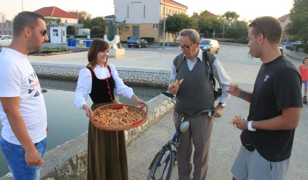 Turistička zajednica grada Nina je željela na poseban način obilježiti Svjetski dan turizma stoga su djelatnice TIC-a u popodnevnim satima u prekrasnim starogradskim nošnjama dijelile dalmatinske slastice