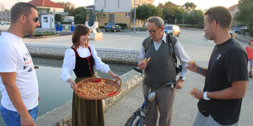 Turistička zajednica grada Nina je željela na poseban način obilježiti Svjetski dan turizma stoga su djelatnice TIC-a u popodnevnim satima u prekrasnim starogradskim nošnjama dijelile dalmatinske slastice Turistička zajednica grada Nina je željela na poseban način obilježiti Svjetski dan turizma stoga su djelatnice TIC-a u popodnevnim satima u prekrasnim starogradskim nošnjama dijelile dalmatinske slastice