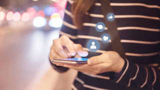 1. Facebook sakuplja podatke o ljudima koji ni ne koriste Facebook – Na gotovo svakoj web stranici koju vidite, postoji mali gumb koji vas gleda – gumb za ‘like’ i ‘share’ koji zbog koda omogućuju tajno snimanje vaših radnji.