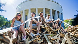 Zagreb, 280812.
Britanski umjetnicki kolektiv Giant Robots koji od danas pa do 9. rujna boravi u Zagrebu izradit ce dosad najvecu privremenu skulpturu od otpadnog drveta na javnom prostoru u Hrvatskoj koja ce na Galeriji Bacva (zgrada Hrvatskog drustva li