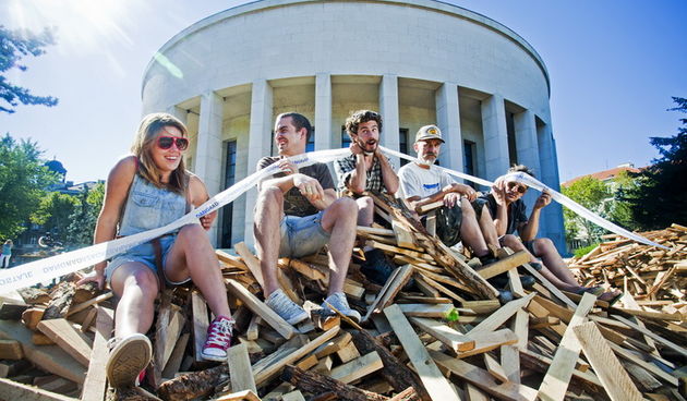 Zagreb, 280812.
Britanski umjetnicki kolektiv Giant Robots koji od danas pa do 9. rujna boravi u Zagrebu izradit ce dosad najvecu privremenu skulpturu od otpadnog drveta na javnom prostoru u Hrvatskoj koja ce na Galeriji Bacva (zgrada Hrvatskog drustva li