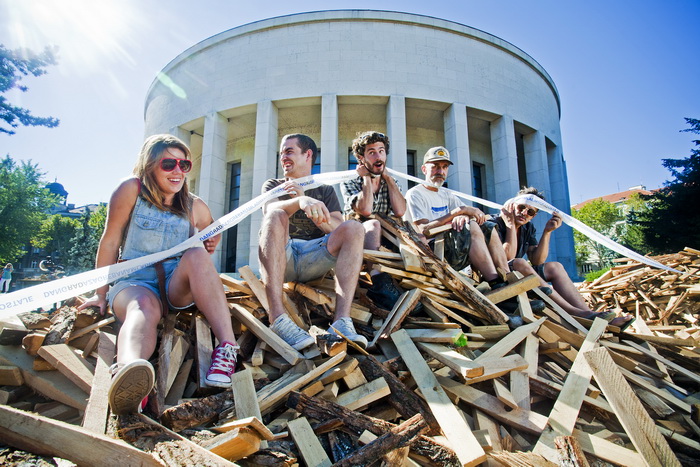 Zagreb, 280812.
Britanski umjetnicki kolektiv Giant Robots koji od danas pa do 9. rujna boravi u Zagrebu izradit ce dosad najvecu privremenu skulpturu od otpadnog drveta na javnom prostoru u Hrvatskoj koja ce na Galeriji Bacva (zgrada Hrvatskog drustva li