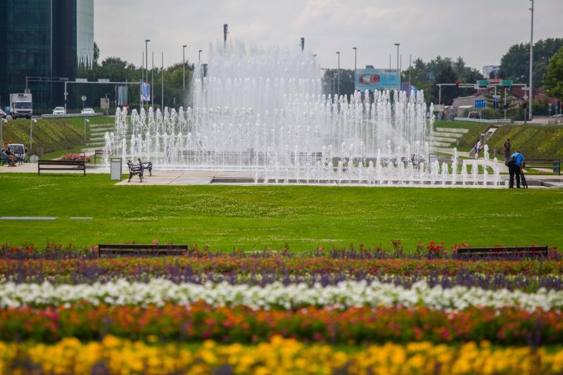 Zagreb: Novouređene fontane u Ulici Hrvatske bratske zajednice puštene u rad Zagreb: Novouređene fontane u Ulici Hrvatske bratske zajednice puštene u rad