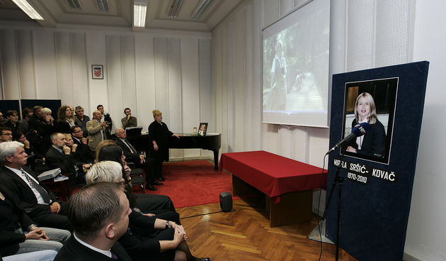 Osijek, 280910. Komemoracija u HRT Centru Osijek za tragicno preminulu novinarku Mirelu Srsic-Kovac. Na fotografiji: na komemoraciji je prikazan video prilog o Mirelinom novinarskom radu na HRT-u. Foto: Vlado Kos / Cropix