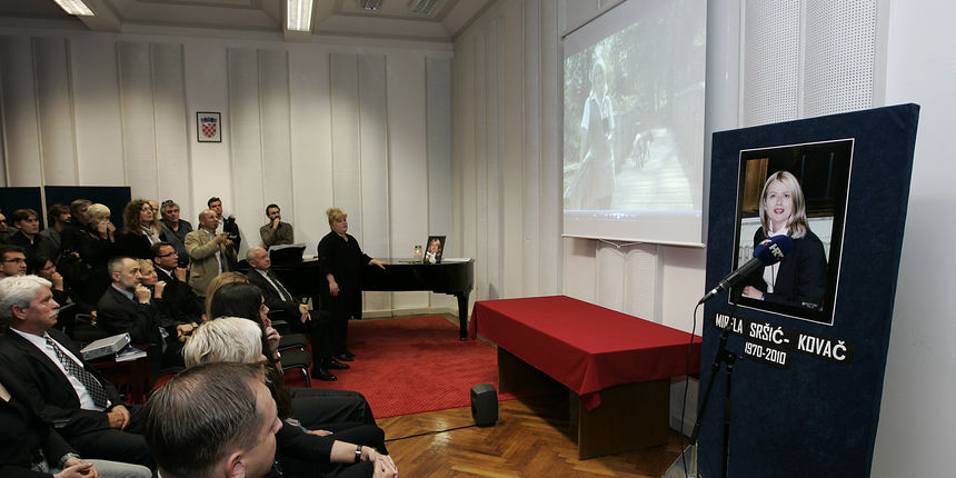 Osijek, 280910. Komemoracija u HRT Centru Osijek za tragicno preminulu novinarku Mirelu Srsic-Kovac. Na fotografiji: na komemoraciji je prikazan video prilog o Mirelinom novinarskom radu na HRT-u. Foto: Vlado Kos / Cropix Osijek, 280910. Komemoracija u HRT Centru Osijek za tragicno preminulu novinarku Mirelu Srsic-Kovac. Na fotografiji: na komemoraciji je prikazan video prilog o Mirelinom novinarskom radu na HRT-u. Foto: Vlado Kos / Cropix