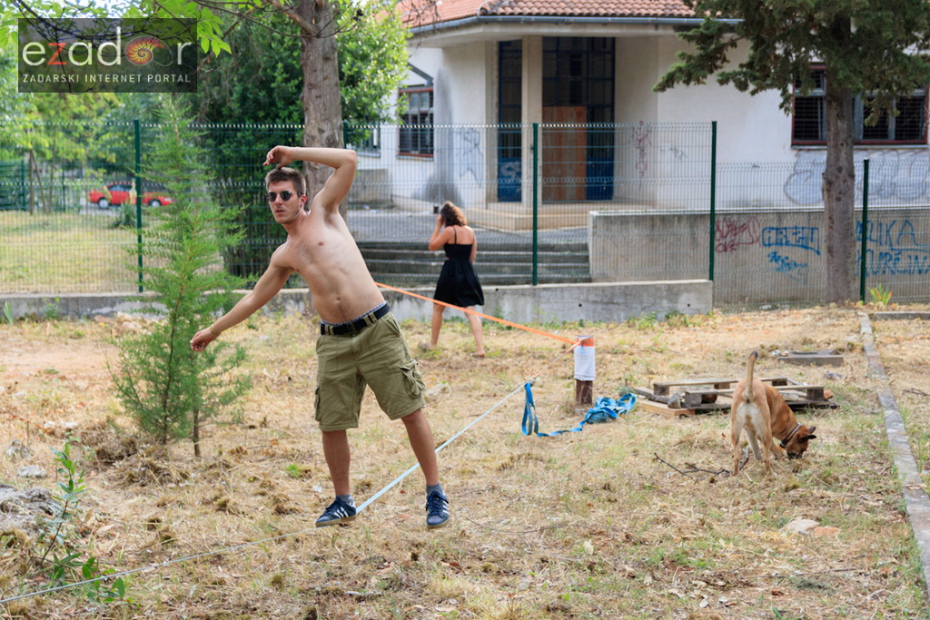 Simboličnim rušenjem zida započeo je urbani festival KvartArt na Voštarnici