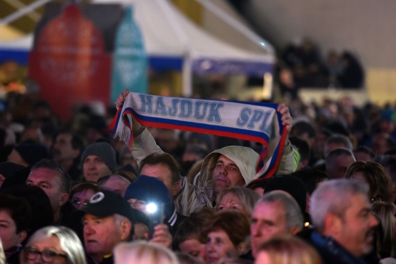 Mladen Grdović pjesmom uveo Poreč u Novu 2017.