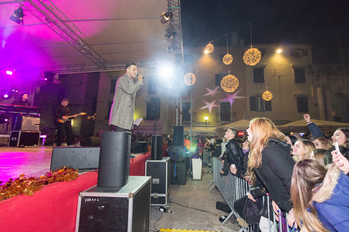 Doček 2017: Najluđa noć na zadarskom Poluotoku privukla više tisuća Zadrana i gostiju Doček 2017: Najluđa noć na zadarskom Poluotoku privukla više tisuća Zadrana i gostiju