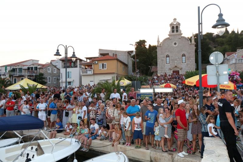 U Tribunju su održane 49. po redu magareće trke na kojima je sudjelovalo 12 jahača, a pobjedu je odnio Roko Popov na magarcu Renault 4. Photo: Duško Jaramaz/PIXSELL U Tribunju su održane 49. po redu magareće trke na kojima je sudjelovalo 12 jahača, a pobjedu je odnio Roko Popov na magarcu Renault 4. Photo: Duško Jaramaz/PIXSELL