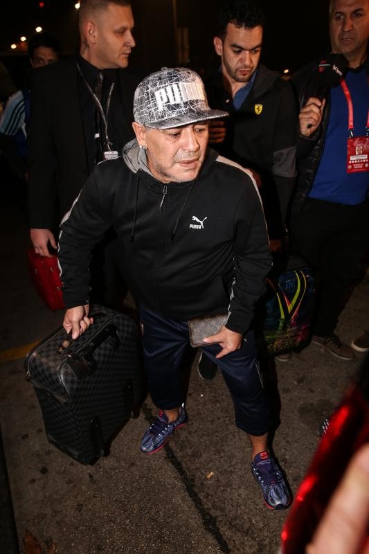 Diego Maradona s djevojkom stigao Zagreb na finale Davis Cupa Diego Maradona s djevojkom stigao Zagreb na finale Davis Cupa