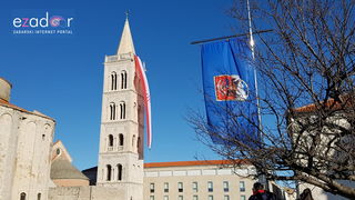 Izložba vojne opreme, oružja i vozila na zadarskoj rivi i spuštanje 25-metarske zastave s kampanela sv. Stošije