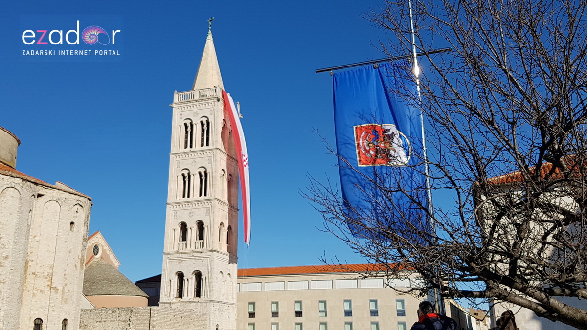 Izložba vojne opreme, oružja i vozila na zadarskoj rivi i spuštanje 25-metarske zastave s kampanela sv. Stošije