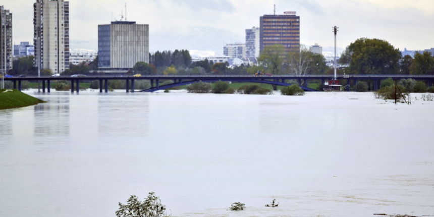 Zagreb, 291012.
Nabujala rijeka Sava, snimljena s Mosta mladosti, izasla je iz svog prirodnog korita zbog vecih oborina ovih dana. Glavnina vodenog vala je prosla i vodostaj je u opadanju.
Foto: Boris Kovacev / CROPIX