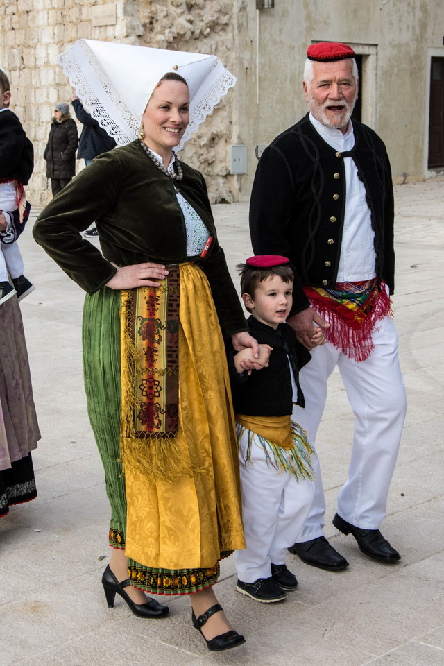 Paški zimski karneval 2017.- Maškarane skupine u karnevalskoj povorci Paški zimski karneval 2017.- Maškarane skupine u karnevalskoj povorci
