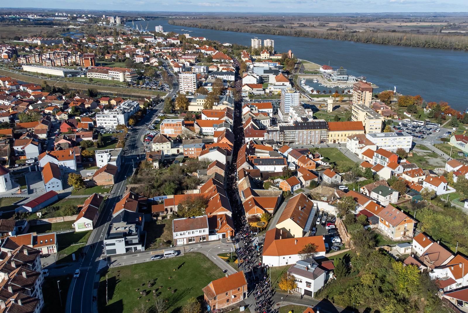 Vukovar: Kolona sjećanja iz zraka Vukovar: Kolona sjećanja iz zraka