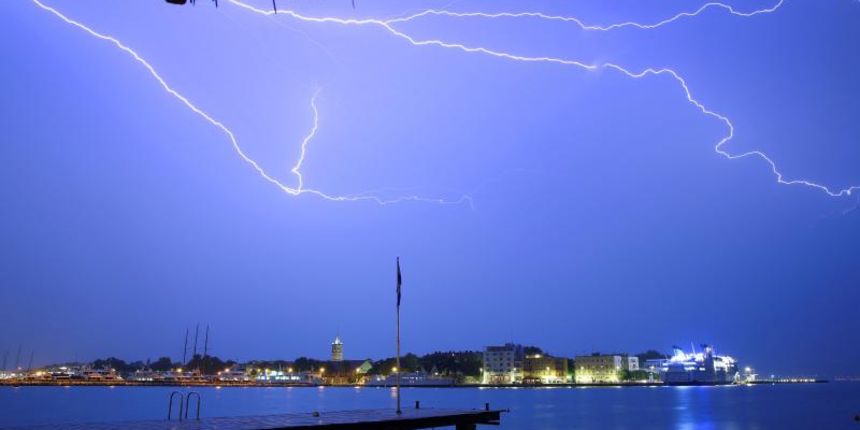 Grmljavinsko nevrijeme 11. rujna 2013. Foto: Filip Brala/PIXDELL Grmljavinsko nevrijeme 11. rujna 2013. Foto: Filip Brala/PIXDELL