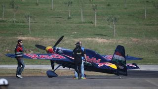 Aerodrom Vrsar domacin Red Bull Air Race Svjetskog prvenstva 2014. Red Bull Air Race okuplja najbolje svjetske pilote koji kombinacijom brzine, preciznosti i vjestine upravljaju okretnim avionima, provlaceci se kroz 25 m visoka vrata, do brzine od cak 370 Aerodrom Vrsar domacin Red Bull Air Race Svjetskog prvenstva 2014. Red Bull Air Race okuplja najbolje svjetske pilote koji kombinacijom brzine, preciznosti i vjestine upravljaju okretnim avionima, provlaceci se kroz 25 m visoka vrata, do brzine od cak 370