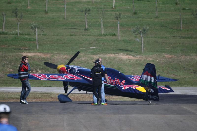 Aerodrom Vrsar domacin Red Bull Air Race Svjetskog prvenstva 2014. Red Bull Air Race okuplja najbolje svjetske pilote koji kombinacijom brzine, preciznosti i vjestine upravljaju okretnim avionima, provlaceci se kroz 25 m visoka vrata, do brzine od cak 370 Aerodrom Vrsar domacin Red Bull Air Race Svjetskog prvenstva 2014. Red Bull Air Race okuplja najbolje svjetske pilote koji kombinacijom brzine, preciznosti i vjestine upravljaju okretnim avionima, provlaceci se kroz 25 m visoka vrata, do brzine od cak 370