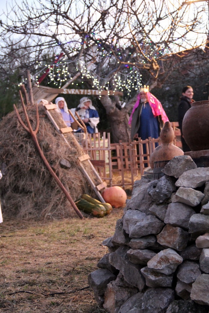 U Diklu kod bunara upriličene žive jaslice U Diklu kod bunara upriličene žive jaslice