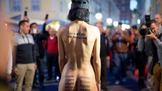 Performerica Milo Moire gola predvodila okupljenu publiku do nove zgrade