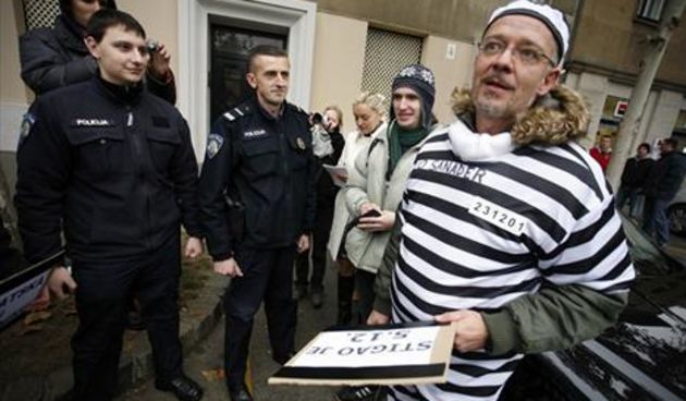 Ispred HDZ-a došli u zatvorskim odjelima, Foto: Damjan Tadić / CROPIX