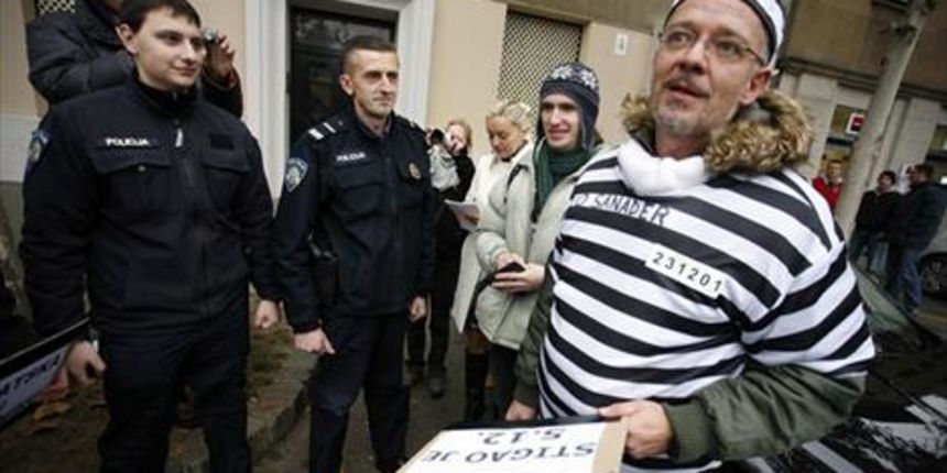 Ispred HDZ-a došli u zatvorskim odjelima, Foto: Damjan Tadić / CROPIX Ispred HDZ-a došli u zatvorskim odjelima, Foto: Damjan Tadić / CROPIX