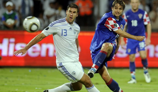 Tel Aviv, 091010. Ramat-Gan Stadion. Kvalifikacijska nogometna utakmica grupe F izmedju Izraela i Hrvatske za Euro 2012 u Poljskoj i Ukrajini. Na slici: Niko Kranjcar zabija gol za 0:2 pored Dekel Keinana. Foto: Drago Sopta / CROPIX