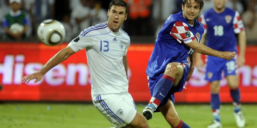 Tel Aviv, 091010. Ramat-Gan Stadion. Kvalifikacijska nogometna utakmica grupe F izmedju Izraela i Hrvatske za Euro 2012 u Poljskoj i Ukrajini. Na slici: Niko Kranjcar zabija gol za 0:2 pored Dekel Keinana. Foto: Drago Sopta / CROPIX