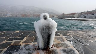 Zaleđeno more i čudesne ledene skulpture na senjskoj rivi