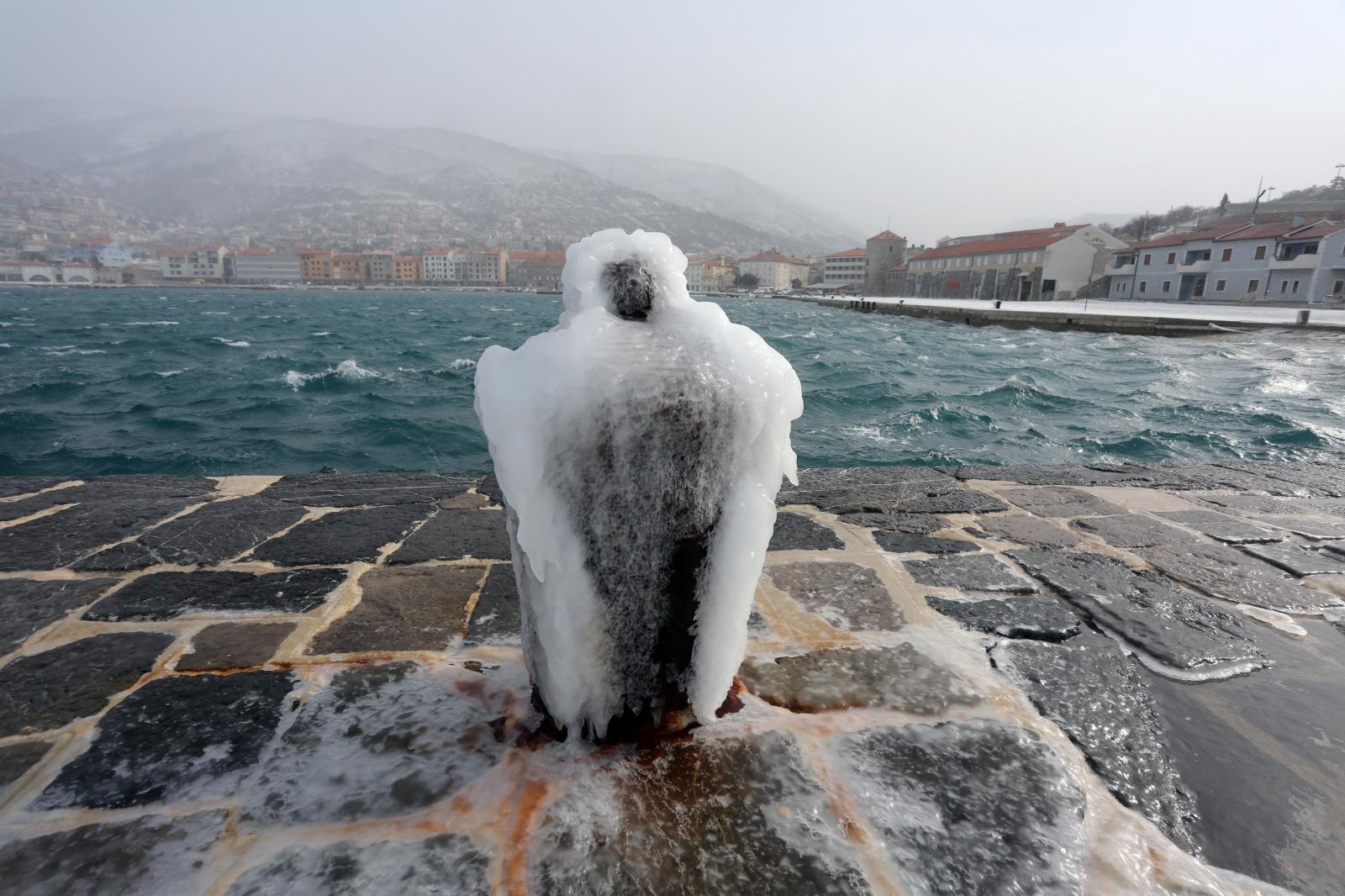 Zaleđeno more i čudesne ledene skulpture na senjskoj rivi