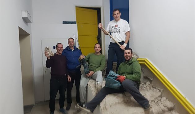 Vrijedni graditelji rade rampu za invalide Brodarica