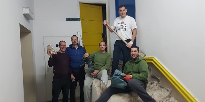 Vrijedni graditelji rade rampu za invalide Brodarica