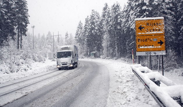 Gorski kotar, 031109.
U Gorskom kotaru od nocas pada snijeg koji se zadrzava na kolniku. Za sada nije uzrokovao vece probleme u prometu. Na slici: izlaz sa autoceste Rijeka – Zagreb u Delnicama.
Foto: Tea Cimas / Cropix