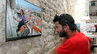 Dubrovnik, 030611.
Nakon 2500 km i dva mjeseca putovanja Welcome tim predvodjen Danielom Lackom stigao je u stari gradski Porat gdje ga je docekala limena glazba i mazoretkinje, a potom je ispred crkve Svetog Vlaha uprilicen program doceka, te u Luzi otvo Dubrovnik, 030611.
Nakon 2500 km i dva mjeseca putovanja Welcome tim predvodjen Danielom Lackom stigao je u stari gradski Porat gdje ga je docekala limena glazba i mazoretkinje, a potom je ispred crkve Svetog Vlaha uprilicen program doceka, te u Luzi otvo