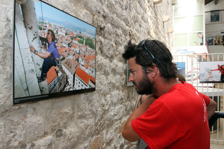 Dubrovnik, 030611.
Nakon 2500 km i dva mjeseca putovanja Welcome tim predvodjen Danielom Lackom stigao je u stari gradski Porat gdje ga je docekala limena glazba i mazoretkinje, a potom je ispred crkve Svetog Vlaha uprilicen program doceka, te u Luzi otvo Dubrovnik, 030611.
Nakon 2500 km i dva mjeseca putovanja Welcome tim predvodjen Danielom Lackom stigao je u stari gradski Porat gdje ga je docekala limena glazba i mazoretkinje, a potom je ispred crkve Svetog Vlaha uprilicen program doceka, te u Luzi otvo