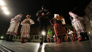 18.07.2013., Zadar – Na Poljani Sime Budinica odrzan je koncert plesnog ansambla Lado gdje su gradjani, ali i mnogobrojni turisti, uzivali gledajuci ples u narodnim nosnjama. Photo: Filip Brala/PIXSELL Autor  Filip Brala/PIXSELL KLJUČNE RIJEČI  narodne