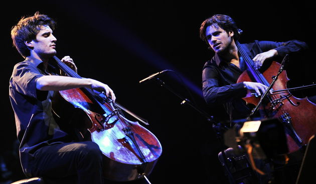 Zagreb, 280411.
KD Vatroslav Lisinski.
Dobrotvorni koncert – Lisinski za Japan.
Na slici: nastup violoncelista Stjepana Hausera i Luke Sulica.
Foto: Boris Kovacev / CROPIX