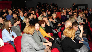 Zadar, 21.01.2013. snimio: Nenad Marčev
TEATAR EXIT, Zagreb
Saša Anočić
KAUBOJI
redatelj: Saša Anočić
igraju: Živko Anočić, Matija Antolić,
Hrvoje Barišić, Krunoslav Klabučar,
Rakan Rushaidat, Radovan Ruždjak i Ivana Rushaidat
izvan pre Zadar, 21.01.2013. snimio: Nenad Marčev
TEATAR EXIT, Zagreb
Saša Anočić
KAUBOJI
redatelj: Saša Anočić
igraju: Živko Anočić, Matija Antolić,
Hrvoje Barišić, Krunoslav Klabučar,
Rakan Rushaidat, Radovan Ruždjak i Ivana Rushaidat
izvan pre