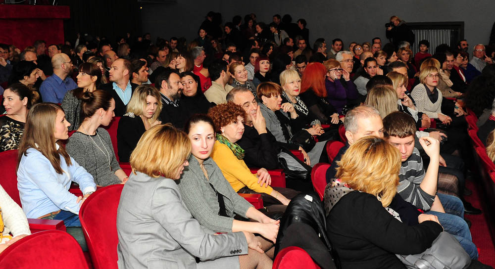 Zadar, 21.01.2013. snimio: Nenad Marčev
TEATAR EXIT, Zagreb
Saša Anočić
KAUBOJI
redatelj: Saša Anočić
igraju: Živko Anočić, Matija Antolić,
Hrvoje Barišić, Krunoslav Klabučar,
Rakan Rushaidat, Radovan Ruždjak i Ivana Rushaidat
izvan pre Zadar, 21.01.2013. snimio: Nenad Marčev
TEATAR EXIT, Zagreb
Saša Anočić
KAUBOJI
redatelj: Saša Anočić
igraju: Živko Anočić, Matija Antolić,
Hrvoje Barišić, Krunoslav Klabučar,
Rakan Rushaidat, Radovan Ruždjak i Ivana Rushaidat
izvan pre