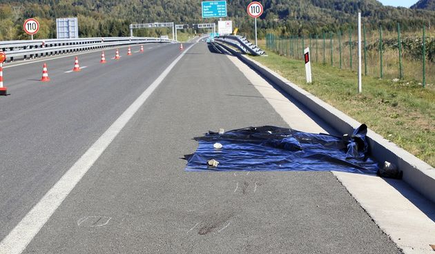 Jedna je osoba smrtno stradala u bizarnoj prometnoj nesreci koja se danas popodne dogodila na autocesti A6, dionica Ravna Gora – Vrbovsko, 500-ak metara od izlaza za Ravnu Goru. Prilikom ispadanja iz vozila poginuo je zatvorenik kojeg su transportirali iz