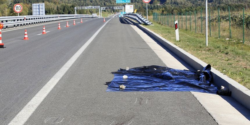 Jedna je osoba smrtno stradala u bizarnoj prometnoj nesreci koja se danas popodne dogodila na autocesti A6, dionica Ravna Gora – Vrbovsko, 500-ak metara od izlaza za Ravnu Goru. Prilikom ispadanja iz vozila poginuo je zatvorenik kojeg su transportirali iz