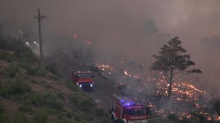 Tučepi: Požar se širi, zahvatio ranč i kuće, vatrogasci u akciji