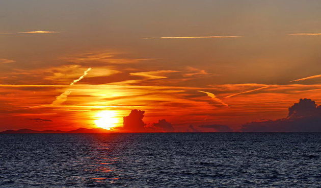 Punta Skala: Sunce tone u beskraj valova