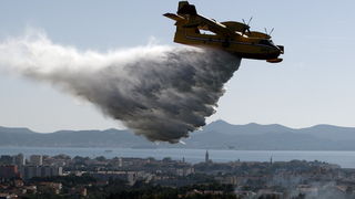 Zadar, 270810
Veliki pozar izbio je danas popodne u Zadru na podrucju izmedju kvarta Bili brig i put Bokanjca. Vatrogasci su i dalje na terenu te se bore sa vatrom da ne dodje do obliznjih kuca.
Foto: Jure Miskovic / CROPIX